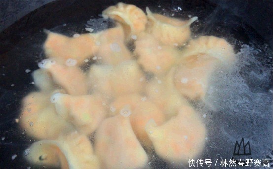 朋友家|才知道，煮饺子水开下锅就错了，学会这一步，饺子不破皮不露馅