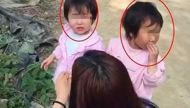 老一辈|双胞胎姐妹，一个妈妈带一个奶奶带，一年后两人差距不止一点点