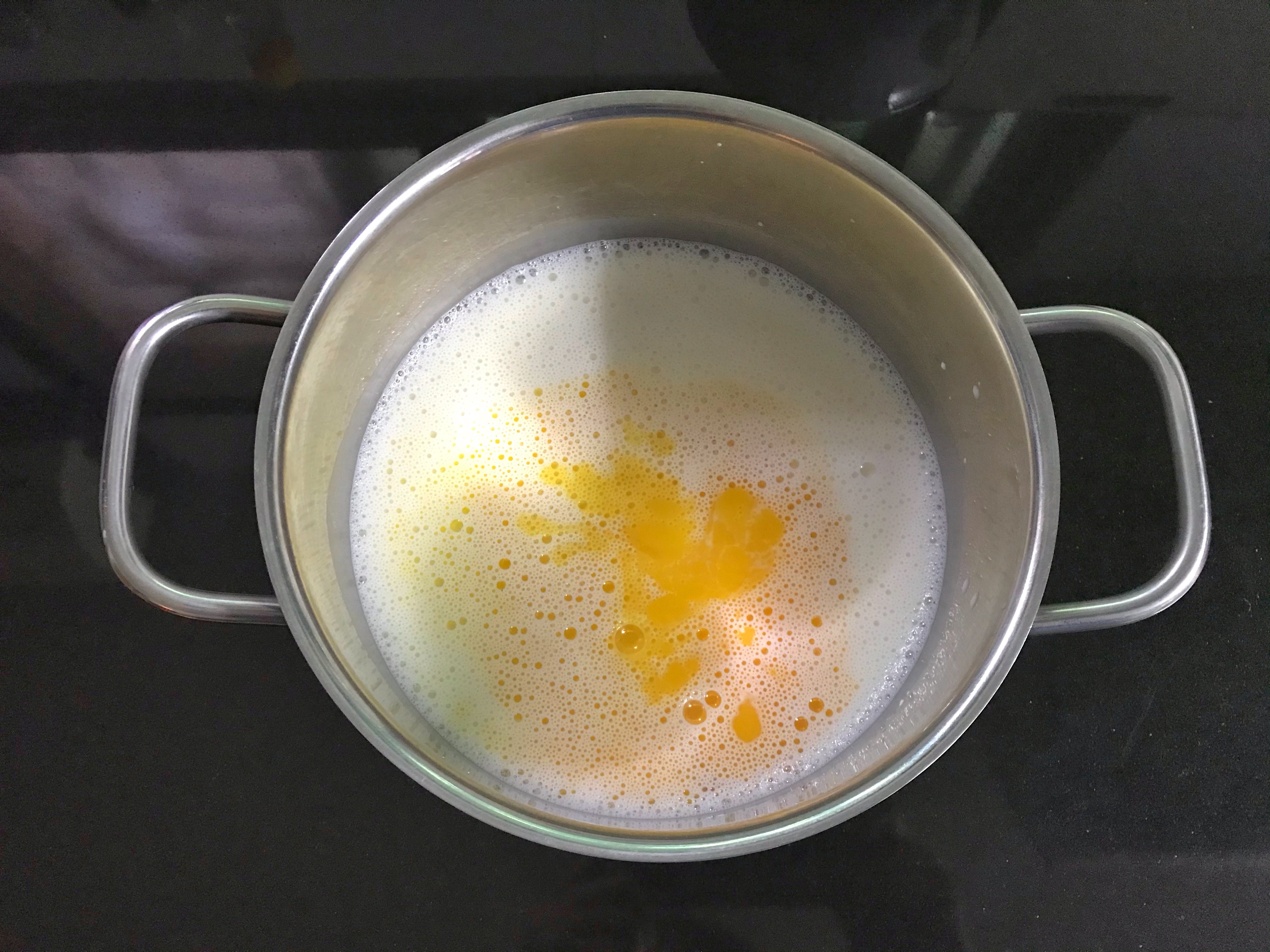 牛奶新吃法，倒锅里筷子搅一搅，冰凉Q弹，比淇淋简单还好吃