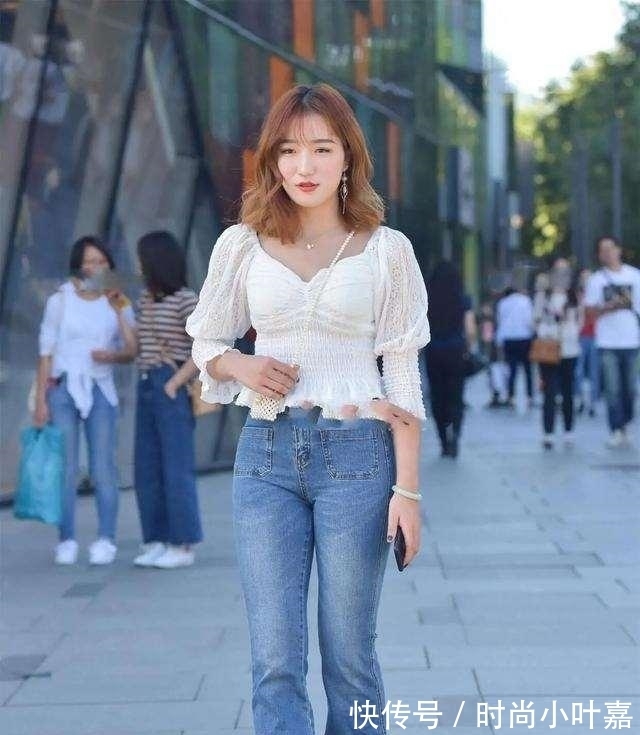 上衣 黑色修身上衣搭配黑色打底裤,展现出温柔气质,休闲感十足