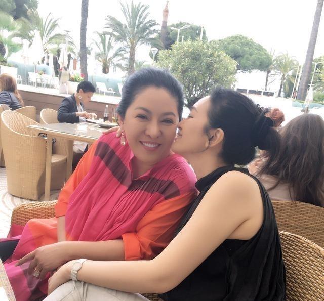 向太很有“阔太”气质范,穿纯黑色刺绣外套配紧身长裤,高贵优雅