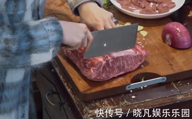 《向往5》出现顶级食材，五斤和牛超四千，网友吐槽违背节目初衷