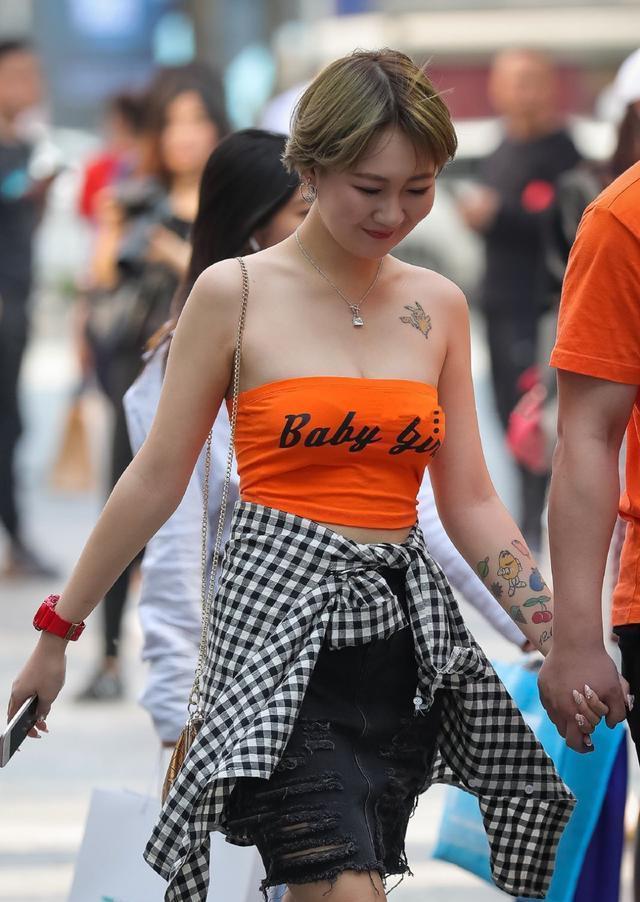 小姐姐|胖女孩的另类穿搭,把防晒衣当腰带,故意“剪破”牛仔短裙