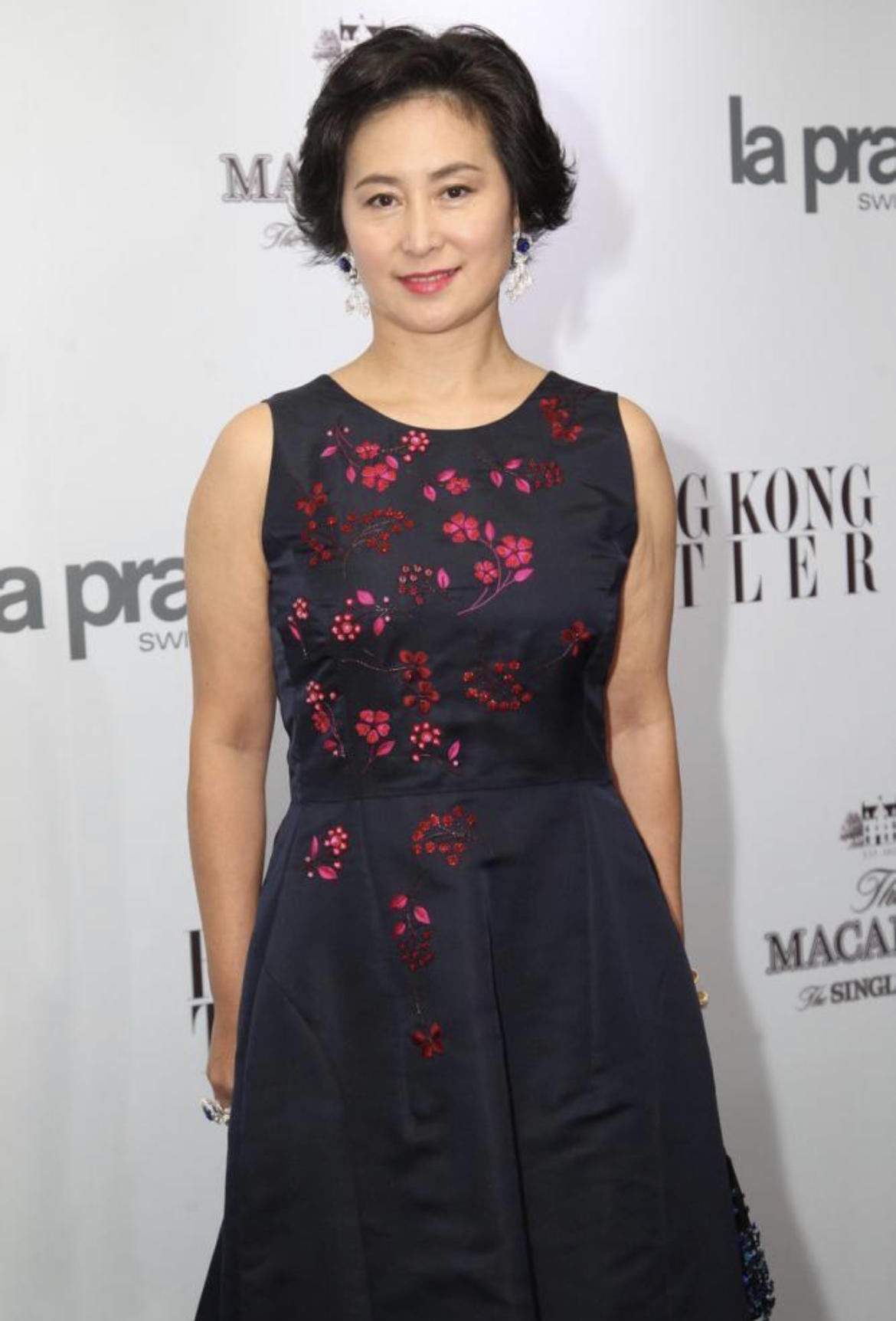 利落|何超琼不愧是“名门闺秀”，粉色上衣配短裤利落大气，减龄优雅