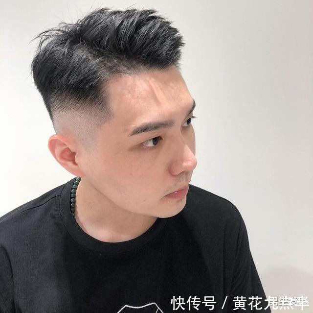 男生“两边剃光，中间留长”的发型，这4款很帅气，不要剪错了
