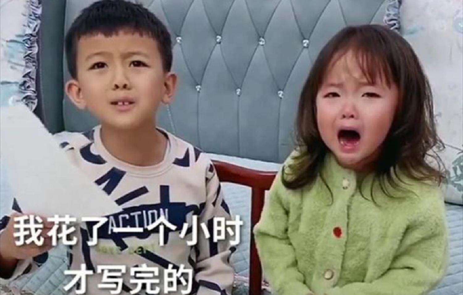 作业本|家有二胎的幸福和苦恼,大宝写作业为防二宝打扰,使出十八般武艺