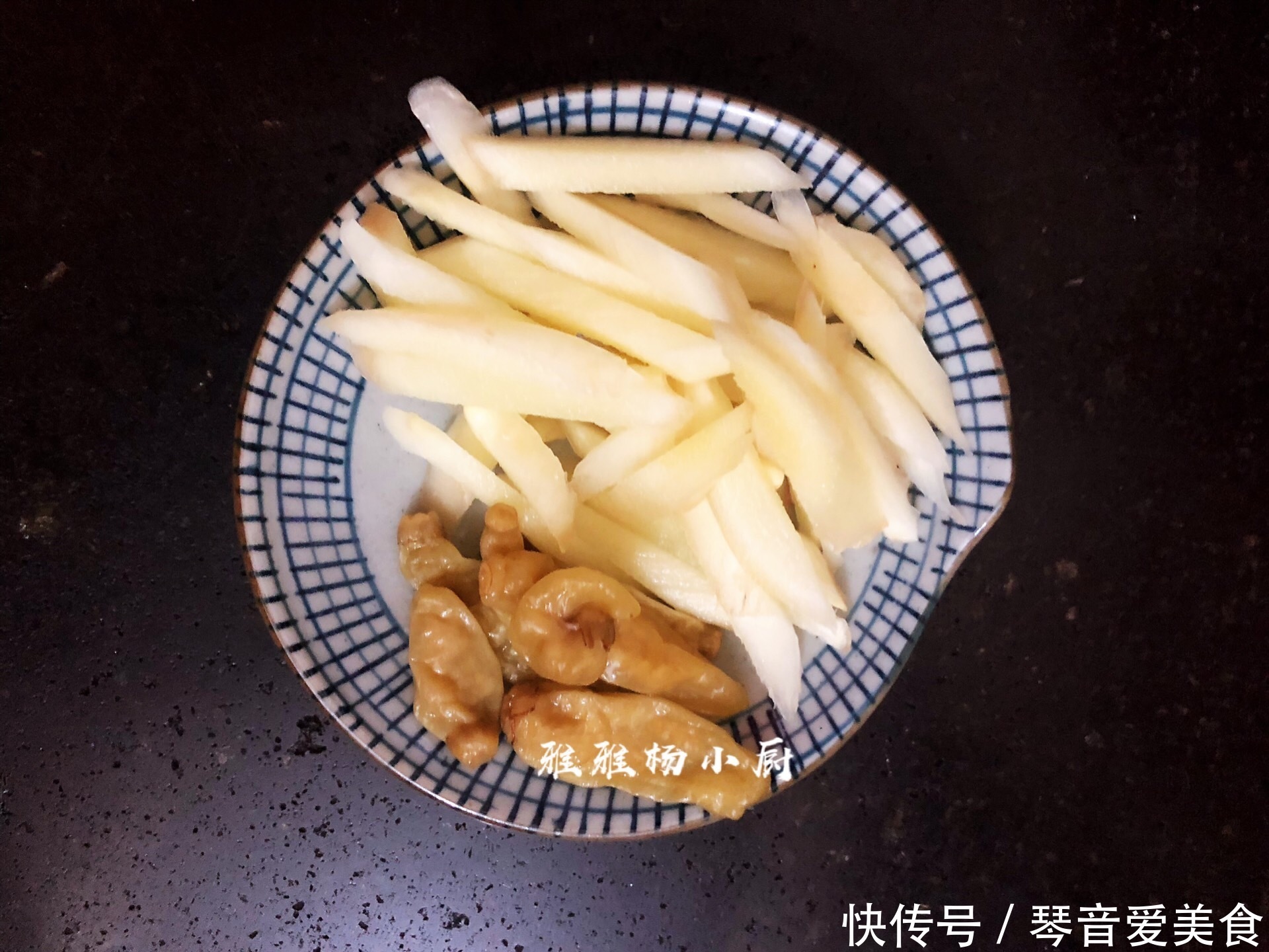  把鸭皮|鸭肉和此是绝配，简单爆炒，香嫩开胃，润而不燥，下酒又下饭