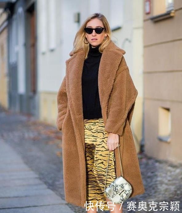 半身裙搭配|最近流行一种“保暖穿搭”,叫“羊羔毛外套+半身裙”,时髦显瘦