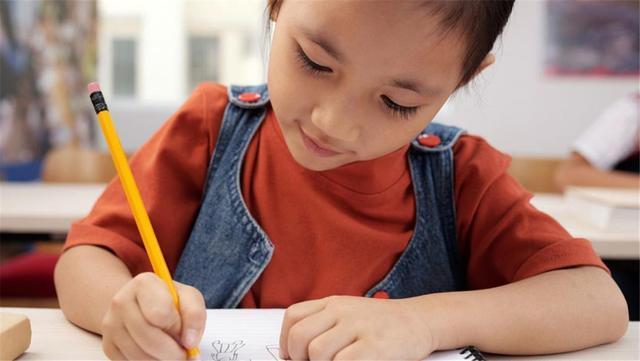 下雨|萌娃练字写“下雨”,从“小雨”写到“暴雨”,网友:是个人才!