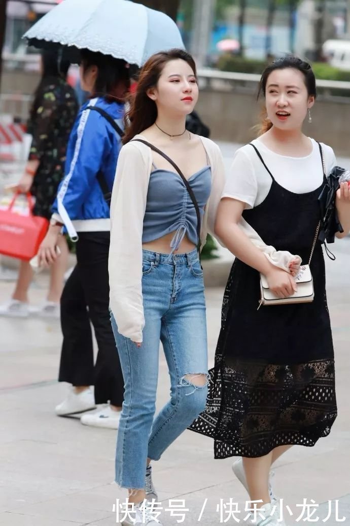 穿搭姑娘诗情画意,聪明范实足,文雅又魅惑