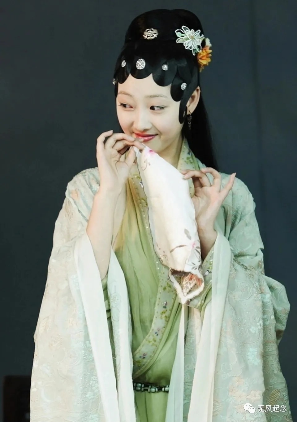 林妹妹&贾宝玉明明喜欢林黛玉,为什么看到薛宝钗的胳膊之后,却呆住了?