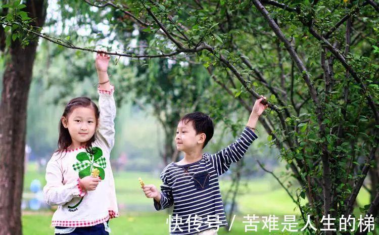 父母|二宝欲上前“捣乱”,被姐姐一个“眼神杀”吓退,乖怂表情亮了