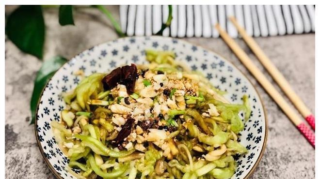 天热了，茄子别再炒着吃，试试这种吃法，不炒不蒸，一大盘不够吃