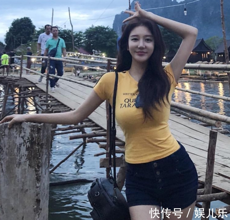 鲜艳|一件颜色鲜艳的打底衫，让你的美在寒冷的冬天怒放