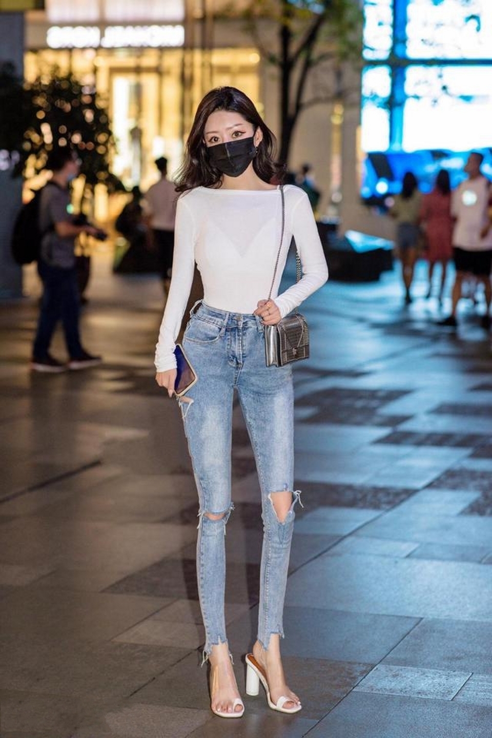 街拍,黑色的连衣裙非常显瘦,充满轻熟风