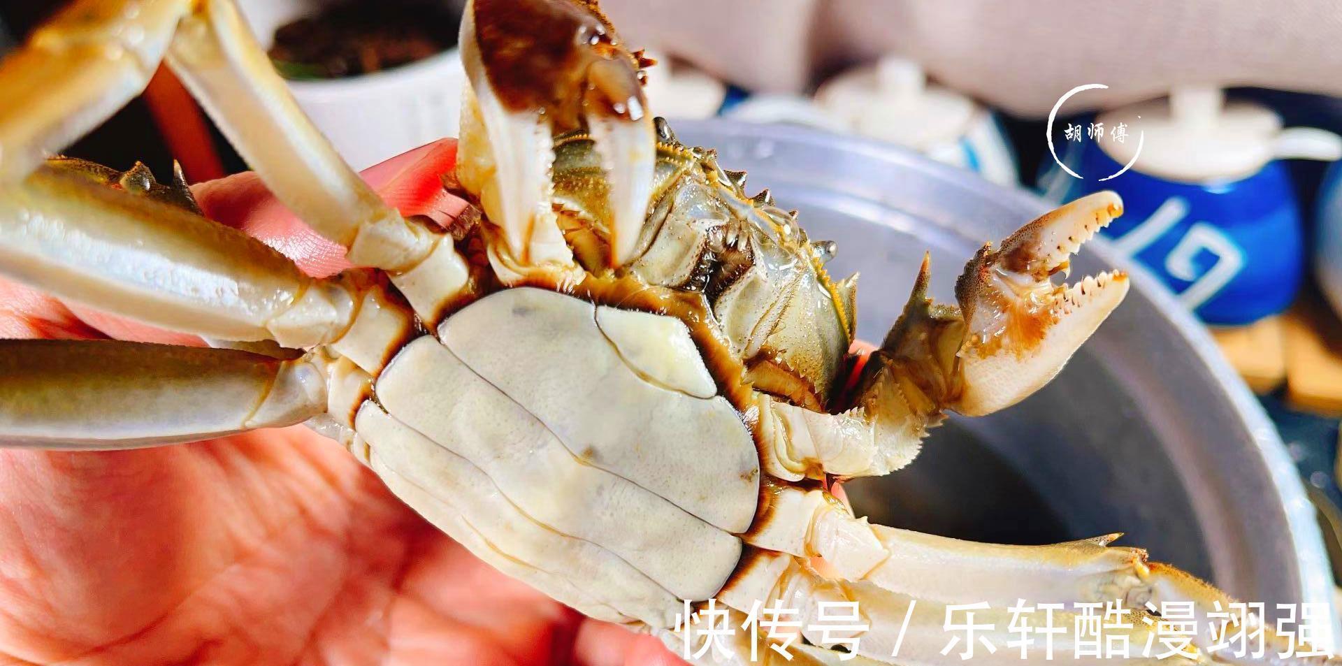 蒸螃蟹时,万不可直接上锅蒸!多加2步,螃蟹不断腿不流黄,超香