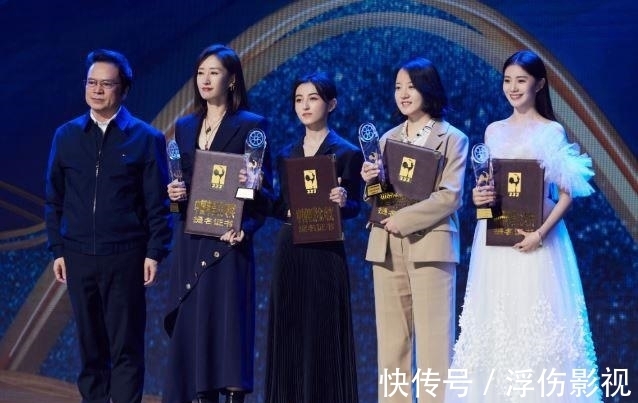 刘浩存在食堂擦桌子、扫地，体验清洁工的工作