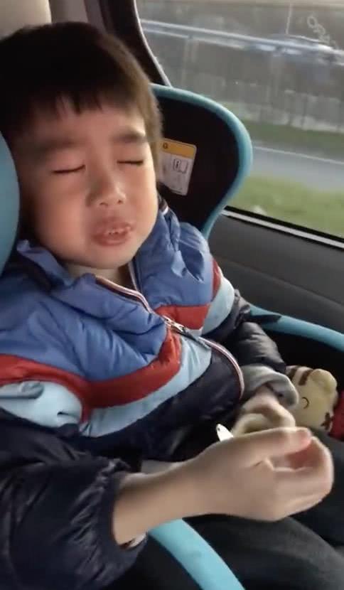 家长|上一秒叽里呱啦,下一秒眼皮打架孩子吃东西睡着,家长可别大意