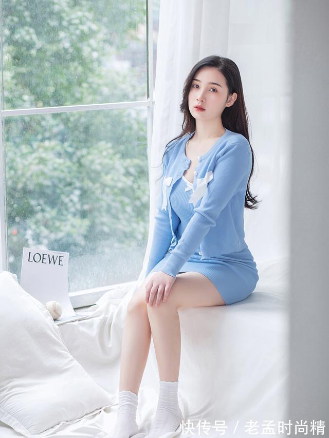 针织 美女蓝色针织连衣裙搭配一件针织衫,满满的氛围感,很漂亮