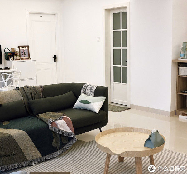 夫妻|这对夫妻太有远见,把次卧和客厅打通,清爽开阔,日子过得简单舒适