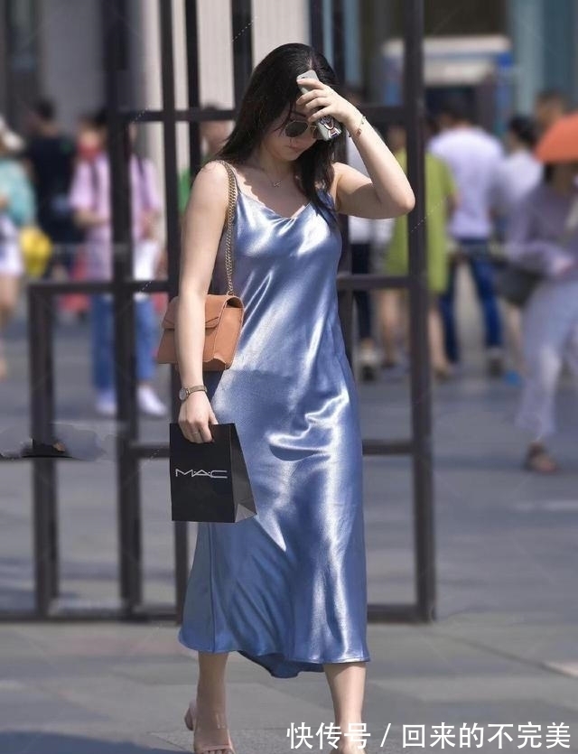 小个子 穿“无痕”打底裤的美女,展现出靓丽自信的气质,魅力十足