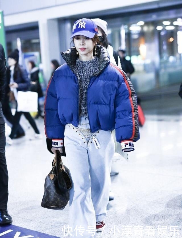 今年冬天火了一种穿法,叫“外套+老爹裤”,承包你一整季的时髦