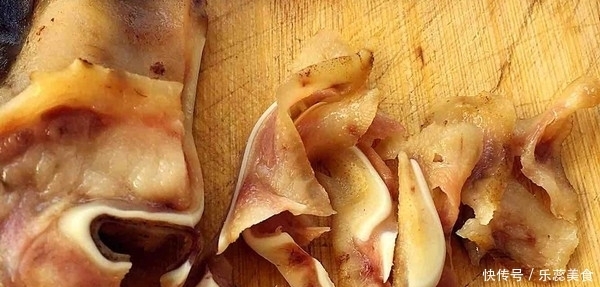  继猪蹄后，又一中国下酒菜在国外火了，老外：看着很脏，吃着贼香