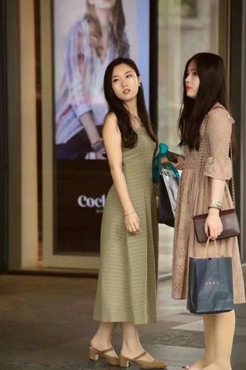 身材|街头拍摄:长发美女身材既性感又迷人