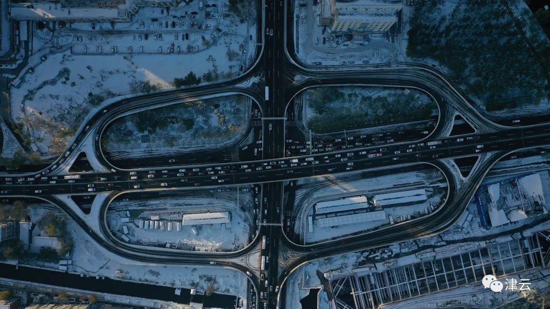 行车|天津雪景图“到货”！路面情况怎么样？高速、公交受影响吗？