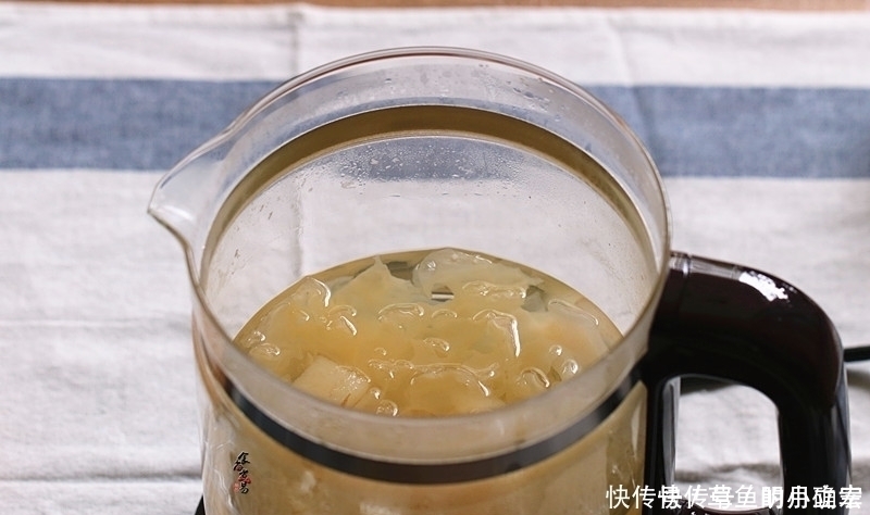 银耳|俗话说:女人要美,注意补水,三样食材一起炖,嫩肤抗衰老