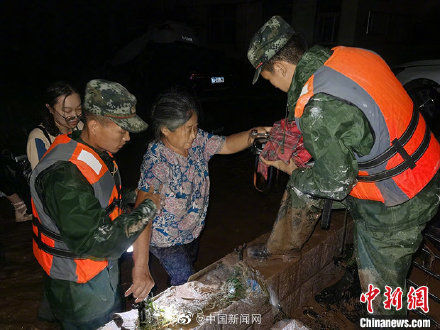 救援|最可爱的人！武警官兵救援被困群众