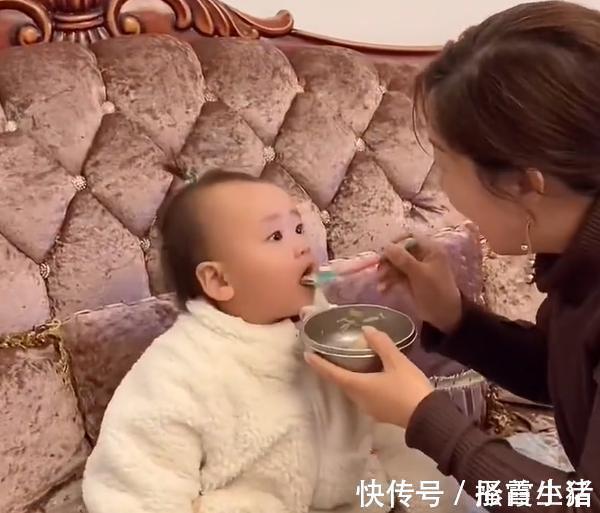 家长|外孙女不好好吃饭，外婆想到这个方法获高赞，网友：这招超好用！