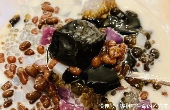 李雪琴:喝奶茶像吃大米饭?可年轻人就好这口“八宝粥”!