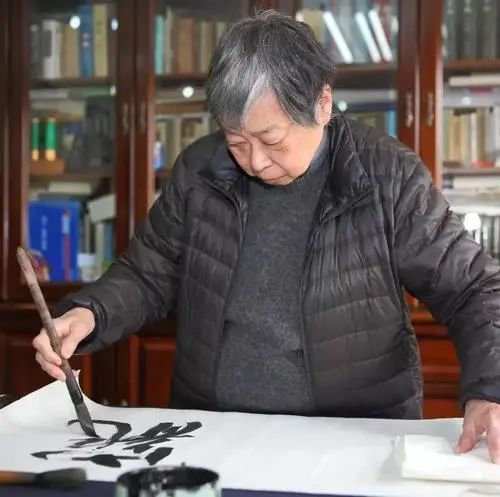 米字!获终身成就奖的周慧珺,为何自言书法“火气”大?