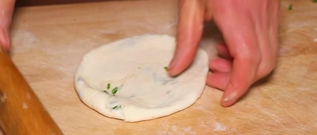  比买|教你做家常葱花饼，不用油酥，个个美味又起层，比买的都好吃