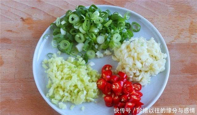 炒茄子不要直接下锅,费油还难看,多做这一步,茄子不吸油还特香!