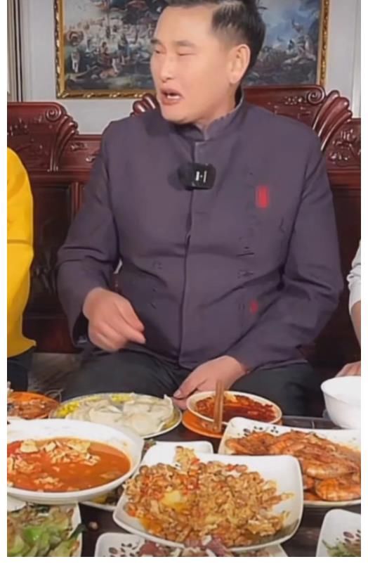 大衣哥晚飯?zhí)S盛，混好了卻不忘初心！