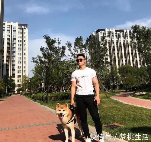 身材|肥胖少年逆袭成肌肉型男，胸肌饱满挺拔，一身腱子肉宛如雕刻