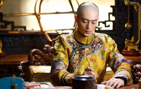 干什么|乾隆正摸树,侍卫拔刀就砍,乾隆:干什么!侍卫的回答让皇帝无语!