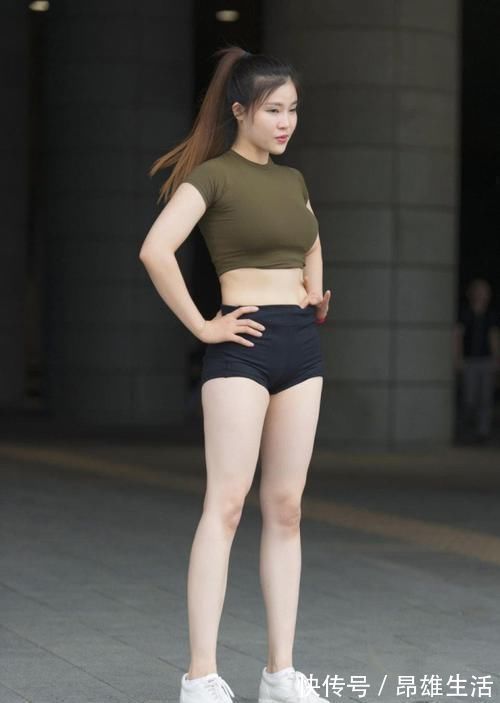 模特 这才是标准的“肤白貌美”,穿军绿色上衣,白到发光发亮吧