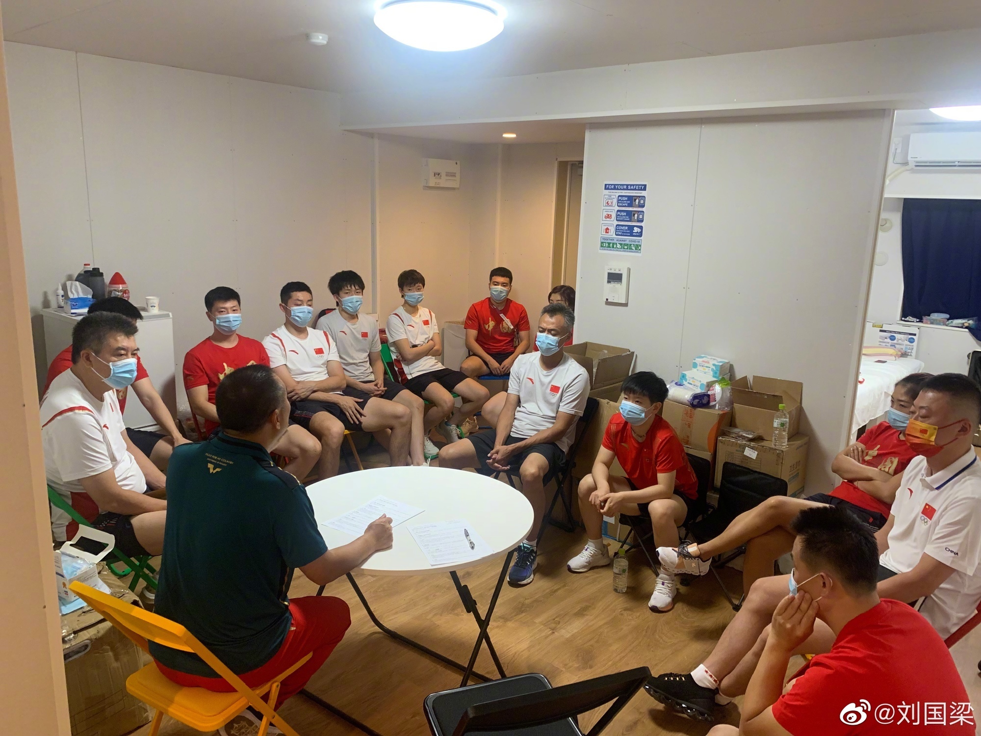 世界冠军|刘国梁训话全屋挤满世界冠军,孙颖莎坐小椅子,刘诗雯坐姿霸气