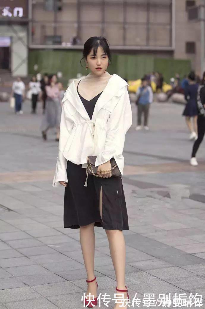 针织连衣裙|美女脚上一双红色的尖头高跟鞋,让黑色的搭配也显得格外的靓丽