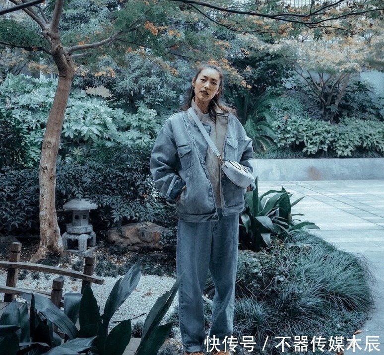 刘雯可真会玩,明明穿西装很高级,却要搭配紧贴头皮的大油头好丑