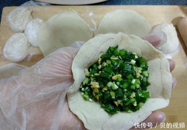 咬一口|此做法的韭菜盒子,薄皮大馅,咬一口满嘴香,越吃越上瘾