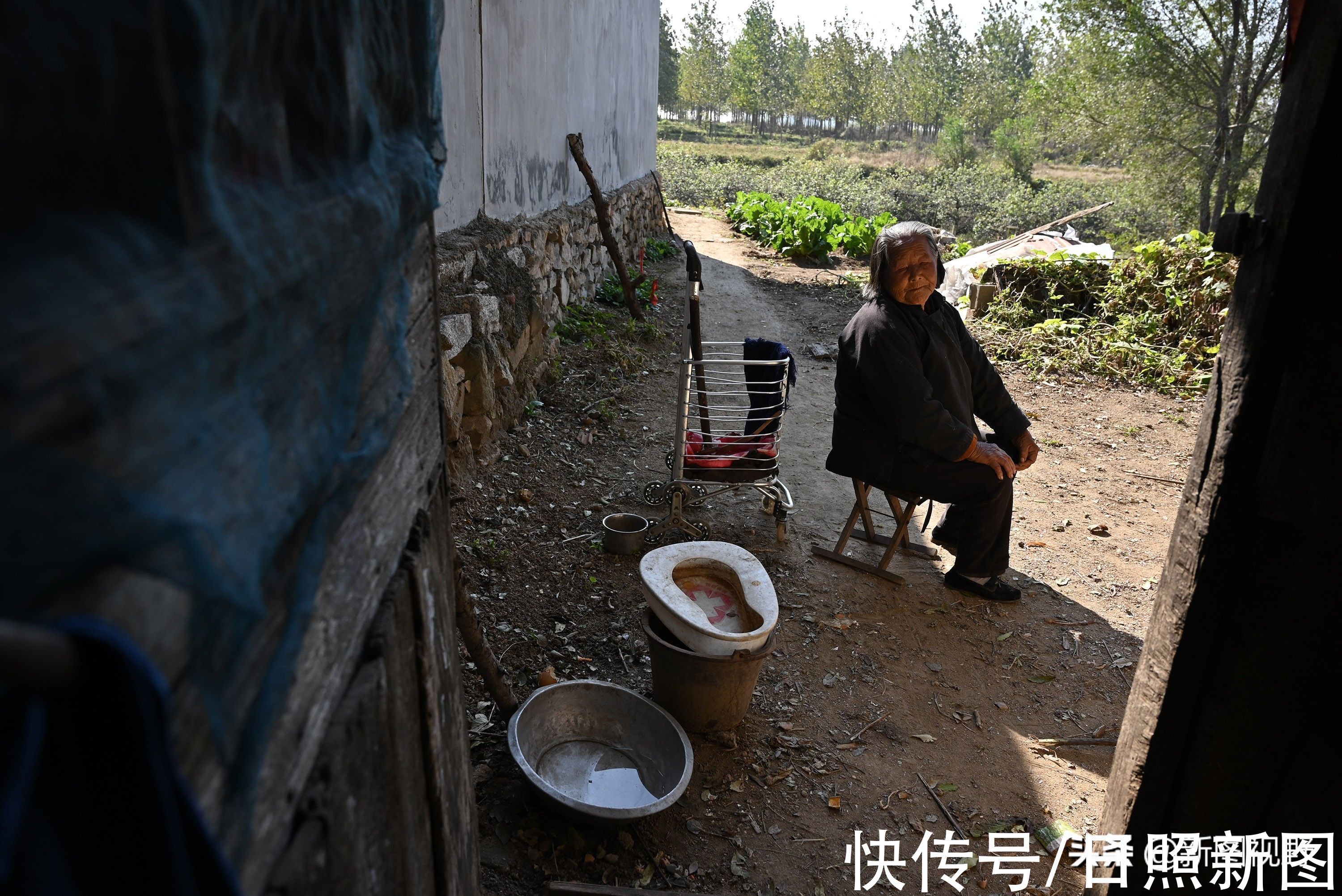 长寿|100岁奶奶,饭前习惯特殊,至今满头黑发,看长寿秘诀是啥