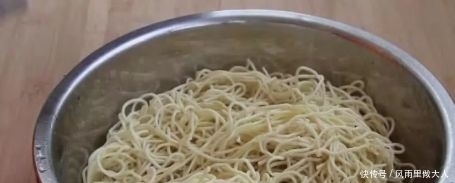 自从学会面条这个做法,孩子三天两头点名要吃,每次一大锅都吃完
