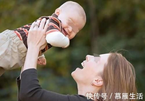 脊柱|4个月宝宝被查出“脊柱变形”,只因宝妈带娃出门时,总是这样做