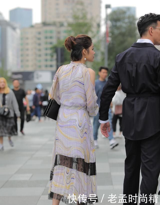 设计感满满的连衣裙, 凸显脖颈那迷人的小锁骨, 轻松变女神