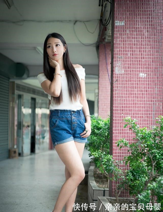 小姐姐 暑假即将来临,这位小姐姐的出游穿搭很是休闲舒适