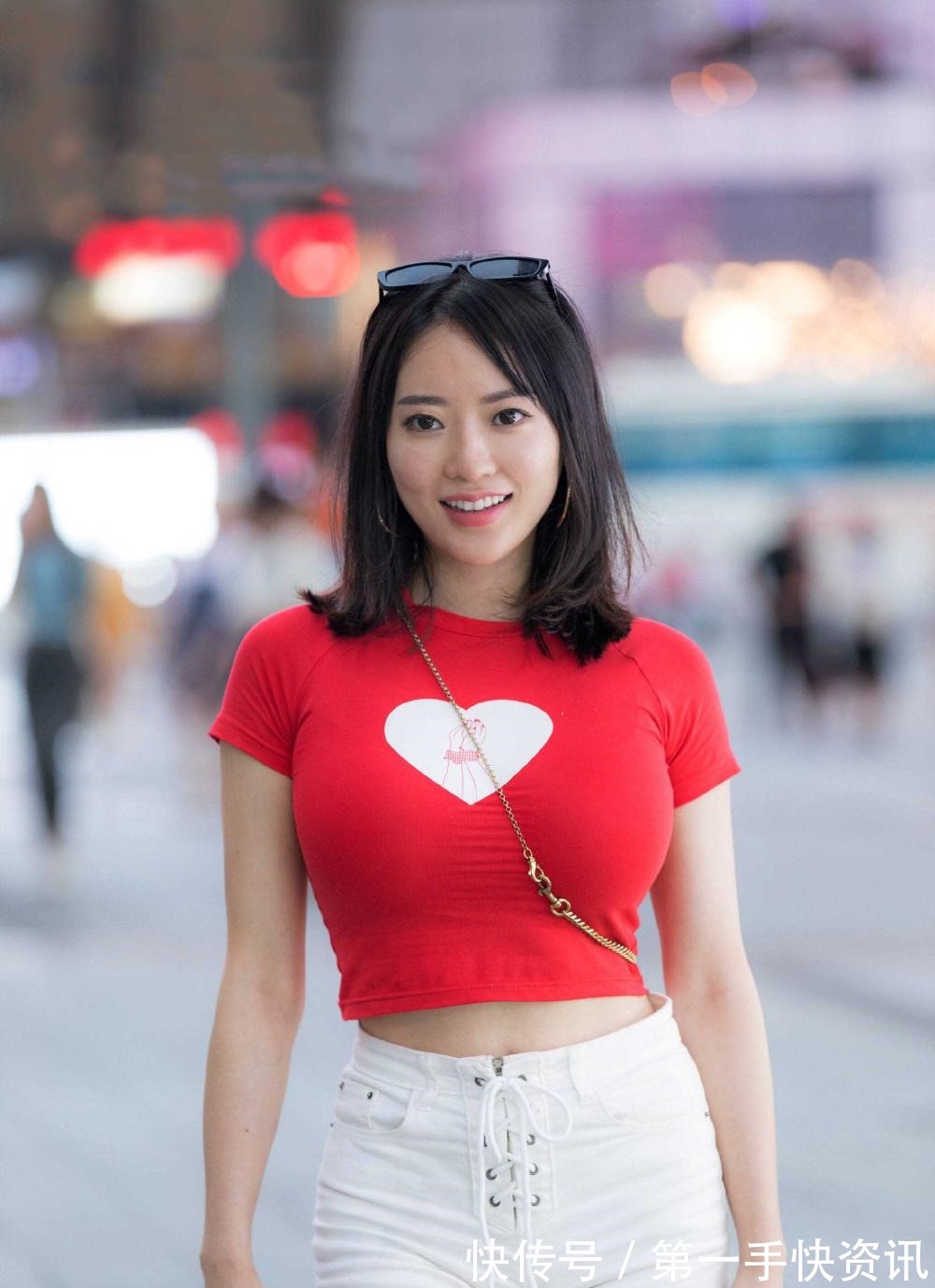 美女|街拍美女短装出行, 完美穿搭呈现姣好身材!